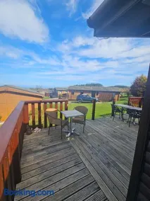 3-Bed Ocean View Lodge - Parking & Terrace - Image 3