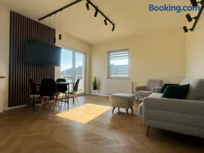 Stylish 3 bedroom apartment with balcony - Image 1