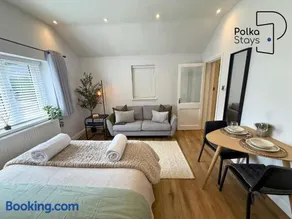 Stylish Cosy Cheshire Cottage by PolkaStays - Image 5