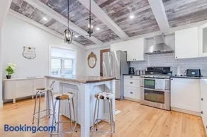 Elegant Elora Home with Stylish Décor - Image 2