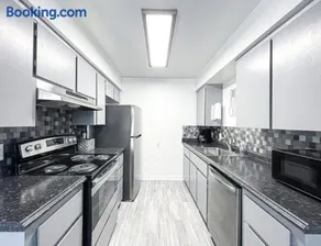 Trendy Ivy 2-bedroom Near Hospital & College - Image 5