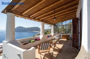 House with garden and sea view in Lipari - Image 2