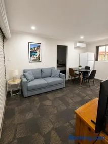 JT Homes Cosy Private 1-Bedroom Stay - Image 1