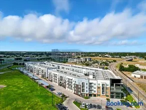 G36, 2BR Luxury Stay by Top Golf, Resort Pool & Gym, Near Stockyards - Image 2