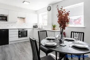 Waterfront 2 Bed Apartment - Free Parking & Wi-Fi - Image 3