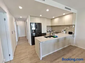 Luxury 3BR, 2BA Unit with Pool & BBQ in Gold Coast - Image 4