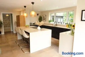 Beautiful 4-Bed Home - Gated Parking with EV Charging - Garden - Image 2