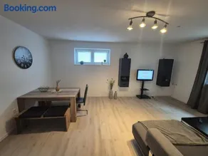 Großzügige 100 qm Wohnung mit 2 Schlafzimmern und großem Wohnzimmer - Image 2