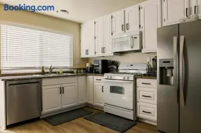 Cozy Family Home - 20 Mins from Disneyland - Image 3