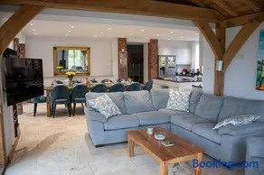 Open plan country home ideal for restful getaways - Image 1