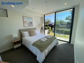 Executive One Bedroom apartment and Courtyard Retreat - Image 3