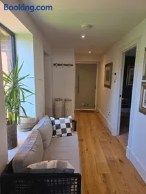 Casa Rosa Cheltenham - luxury unit, free parking - 5 star - Image 2