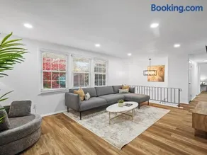 Modern and Accessible 5 Bedroom Home in Cranberry, Pittsburg with Game Room - Image 2