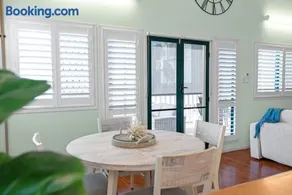 The Oasis - Charming Family Retreat on City Fringe - Image 2