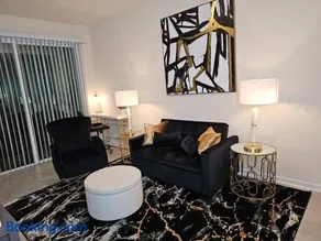 Luxurious family-friendly home in Oakleaf - Image 2
