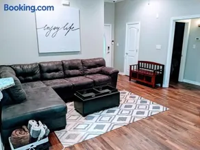 Charming, Quiet, South Shreveport Retreat King Bed - Image 1