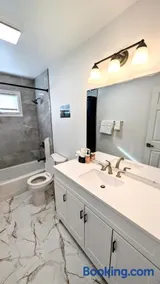Spacious Downtown 2-bdrm Apartment - Image 2