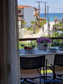 Valia's Kalamitsi Seaside Apartment - Image 1