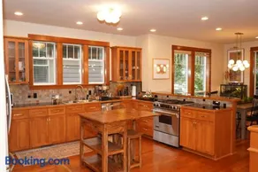 The Lakehouse Retreat - Image 1