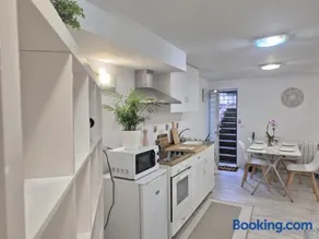 Cool Spacious studio semi basement in hosts house Ideal for The camino - Image 3