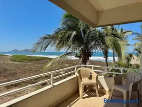 Beautiful beachfront space and pool - Image 4