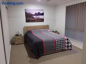 Waratah Apartment - Image 5