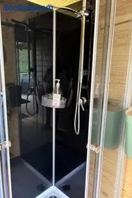 Cabane au bord d'un étang - Image 1
