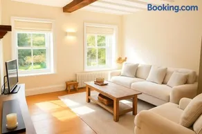 Luxurious Amberley House I Near Goodwood Events I With Garden & Parking - Image 2