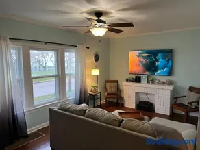 Cozy Home with Views of Lake Erie and the Pier - Image 4