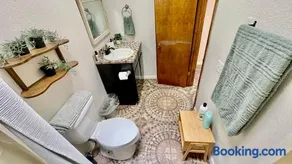 Rare to find 2 bedrooms 1 King bed & 2 Twins beds 2 bathrooms - Image 3