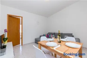 Seaview Apartment Rose - Image 5