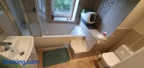 Home in Glusburn with hot tub and three cats - Image 3