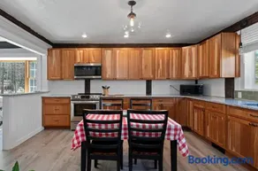 Cozy Every Season Cabin Perfect for Families - Image 2