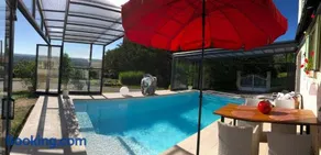 logement avec vue panoramique SPA sauna et la piscine chauffée de début avril à fin octobre - Image 2