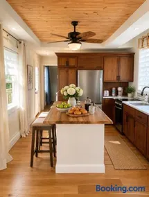 Honey & Hook Tiny Home with Breakfast - Image 1