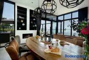 Maison de vacances adaptée aux familles avec barbecue, jacuzzi et terrasse | Vue lac | À côté de la plage | Avec animaux bienvenus - Image 3