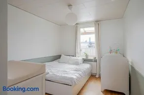 Calm and Comfortable 3BR Family Home with BBQ and Shared Pool - Image 5