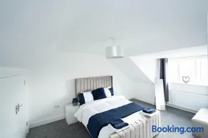 Entire Modern Home with Private Parking for 6/8 Persons - Image 4