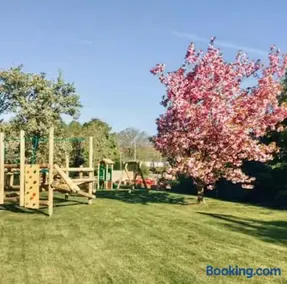 Peaceful 8-Berth Caravan Retreat Pet Friendly - Malvern View Holiday Park - Image 3