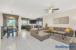 Solara Villa I 1 Minute Walk from Amenities - Image 2