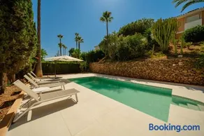 Villa in Elviria, a retreat among palm trees, with private heated pool and barbecue, Marbella - Image 2