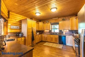 Secluded Getaway- 10 Mins to Blue Ridge Parkway, Sleeps 8, Hot Tub, Fire Pit - Image 1