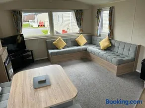 Delightful two bedroom caravan on Par Beach. - Image 2