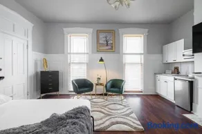 Walk/ Bike everywhere from this Historic Chic Studio - Image 1