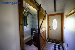 Cozy Cabin with Hottub at Cloverdale Cabins - Image 3