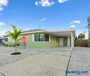 4 Mi to Beach • King Suite • Sleeps 8 - Image 3