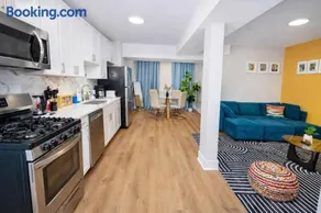 Modern 3BR Chicago Downtown Apartment Near Loyola University & Lakefront - Image 4