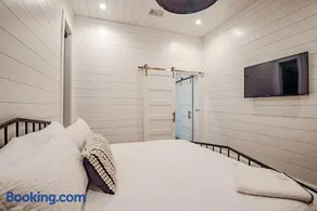 "The Barndo" 4BR Luxury Cabin, Hot Tub, Fire Pit, Bunks, Arcades, Playhouse! - Image 3