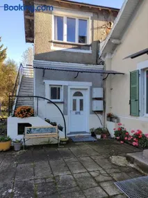 Gîte avec barbecue et jardin | Vue ville - Image 5