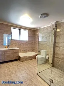 Spacious Queen Room - Easy City Access - CP9 - Image 3